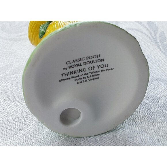 Royal Doulton Winnie the Pooh figurine Thinking of You Bear with Bouquet - Picture 4 of 7